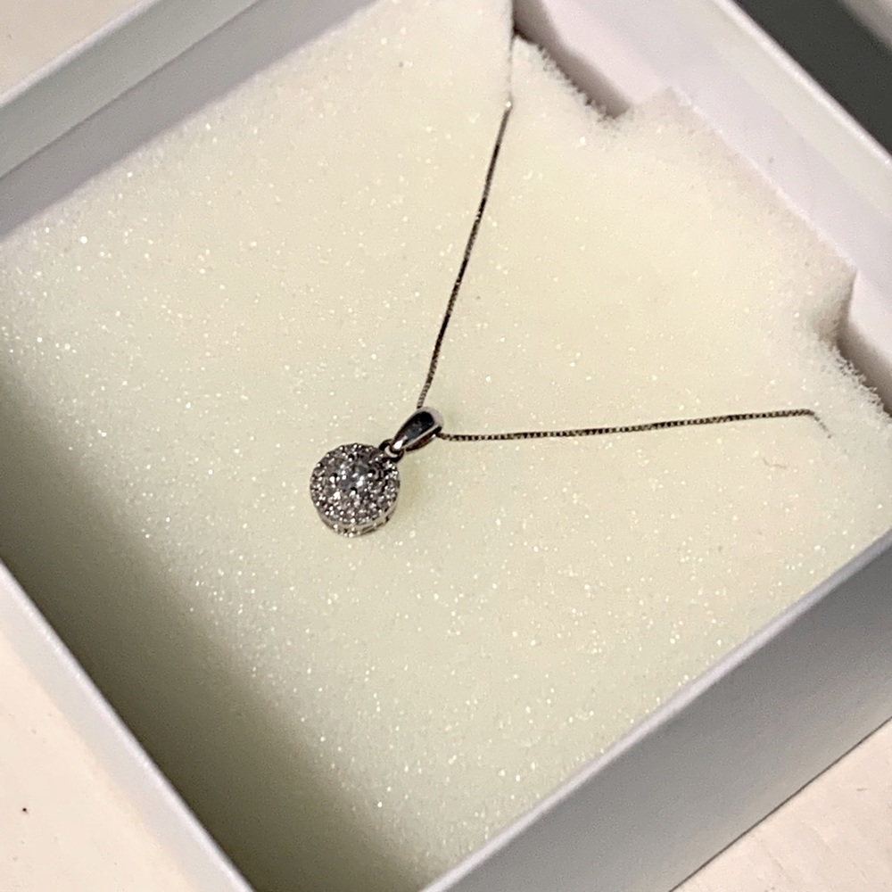 10k White Gold Diamond necklace